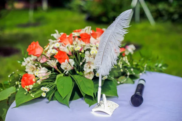 Свадебная композиция цветов с листьями на столе — стоковое фото