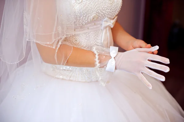 Krásná nevěsta klade na rukavice — Stock fotografie