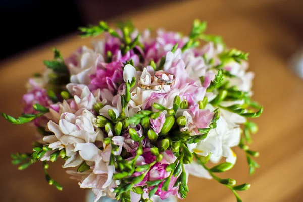 Hochzeitsstrauß im Vintage-Stil mit rosa Pfingstrosen und weißen Rosen — Stockfoto