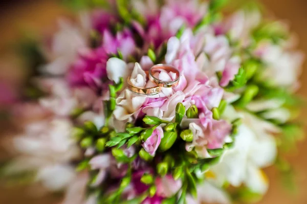 Hochzeitsstrauß im Vintage-Stil mit rosa Pfingstrosen und weißen Rosen — Stockfoto