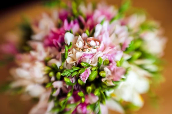 Hochzeitsstrauß im Vintage-Stil mit rosa Pfingstrosen und weißen Rosen — Stockfoto