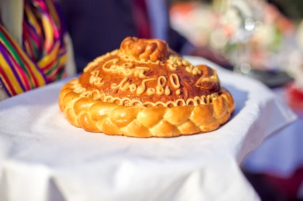 Un ritual tradițional de a oferi pâine și sare unui oaspete de bun venit . — Fotografie, imagine de stoc