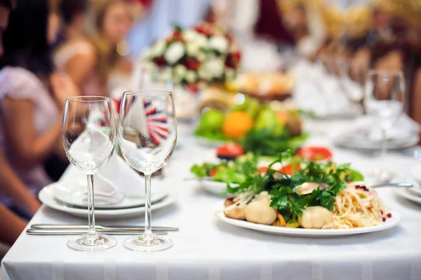 Catering-service. Restaurang bord med mat. Enorm mängd på den. Plattorna. Middag. — Stockfoto