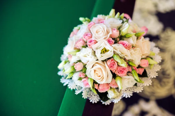 Brautstrauß auf einem Billardtisch — Stockfoto