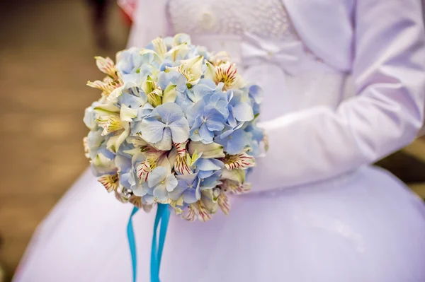 Букет в руках невесты — стоковое фото