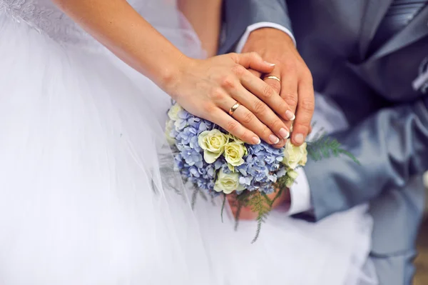 Les mains du marié et de la mariée avec des alliances — Photo