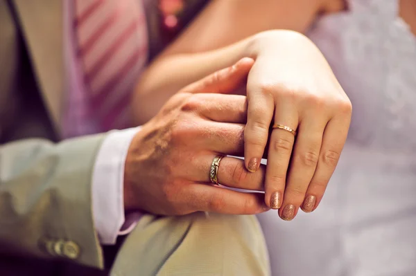 Руки нареченого і нареченої з обручками — стокове фото