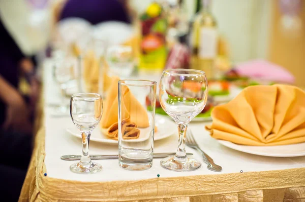 Catering-service. Restaurang bord med mat. Enorm mängd på den. Plattorna. Middag. — Stockfoto