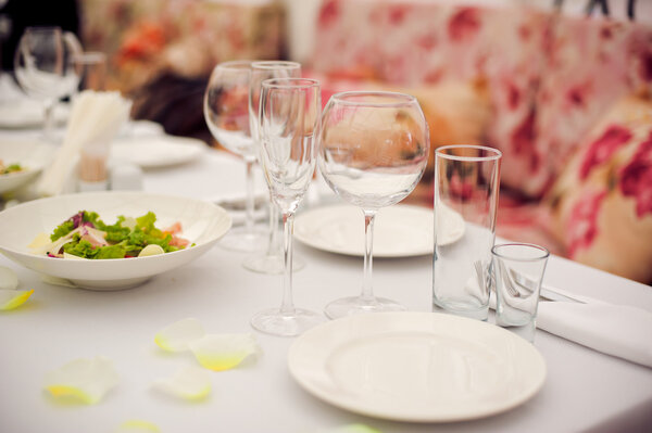 Кейтеринг. Ресторан стол с едой. Огромное количество на. Тарелки. Время ужина
.