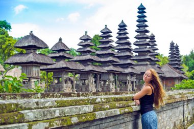 Bali tapınakta arka plan üzerinde kız