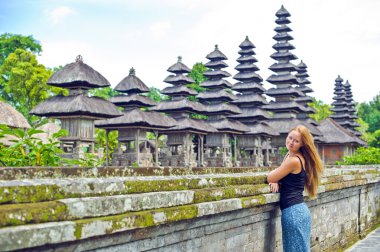 Bali tapınakta arka plan üzerinde kız