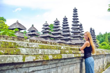 Bali tapınakta arka plan üzerinde kız