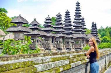 Bali tapınakta arka plan üzerinde kız