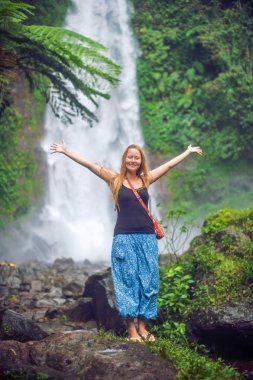 Genç kadının yanına şelale, bali