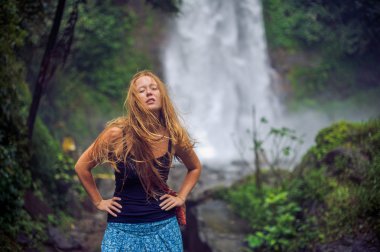 Genç kadının yanına şelale, bali