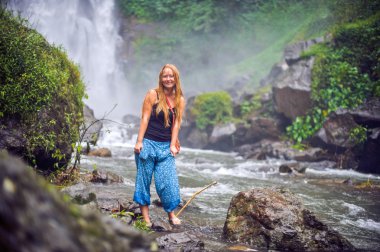 Genç kadının yanına şelale, bali