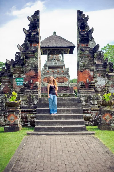 Flickan på bakgrunden av templet i Bali — Stockfoto