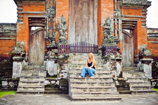 The girl on the background of the temple in Bali — Stock Photo, Image