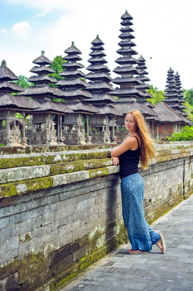 Flickan på bakgrunden av templet i Bali — Stockfoto