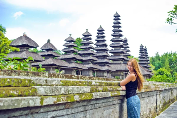 Flickan på bakgrunden av templet i Bali — Stockfoto