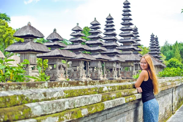 Flickan på bakgrunden av templet i Bali — Stockfoto