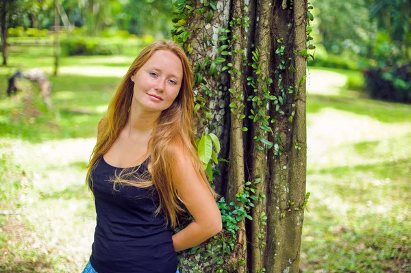 Dziewczyna w tropikalnym ogrodzie — Zdjęcie stockowe