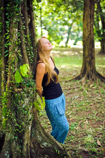 Fille dans un jardin tropical — Photo