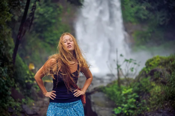 Jonge vrouw in de buurt van de waterval, bali — Stockfoto