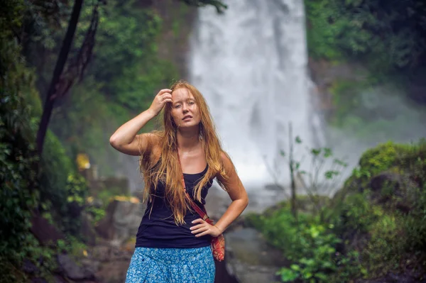 Junge Frau in der Nähe des Wasserfalls, bali — Stockfoto