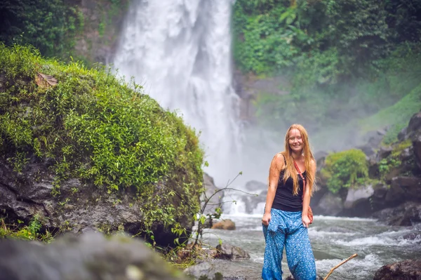 Junge Frau in der Nähe des Wasserfalls, bali — Stockfoto