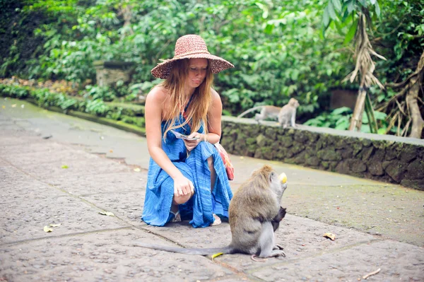 A woman and a monkey in the garden monkeys — Stock Photo, Image