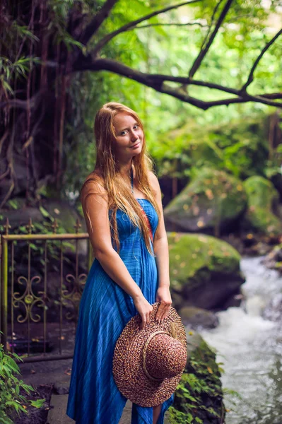 在巴厘岛的热带丛林中的女人 — 图库照片