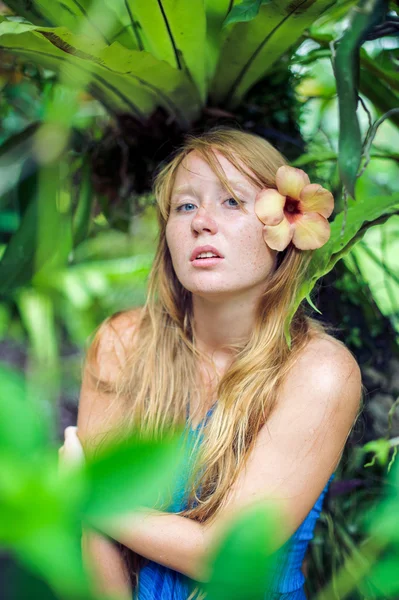Mulher em selvas tropicais de Bali — Fotografia de Stock