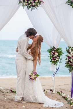 Gelin ve damat tropikal plaj
