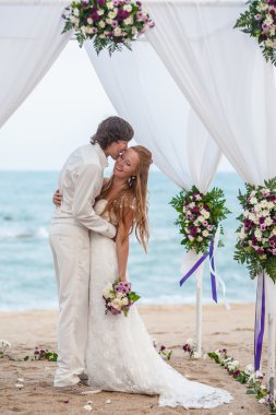Gelin ve damat tropikal plaj