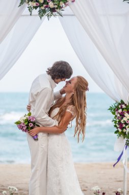 Gelin ve damat tropikal plaj