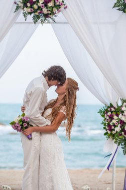Gelin ve damat tropikal plaj