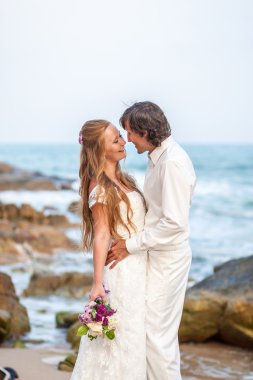Gelin ve damat tropikal plaj