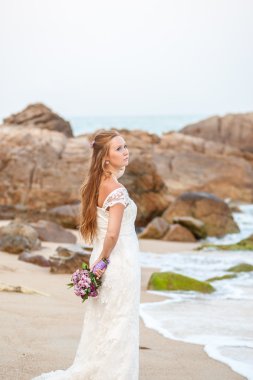 Sahilde güzel genç gelin