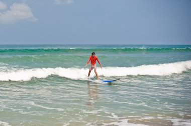 Wetsuit plajda sörf tahtası ile adam