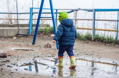 Göletlerde atlama yürümeye başlayan çocuk