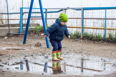 Göletlerde atlama yürümeye başlayan çocuk