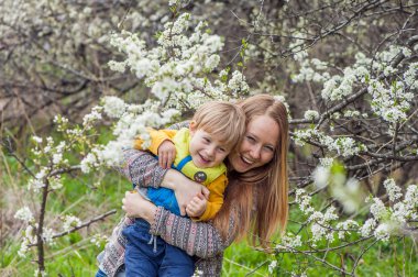 Anne ve oğlu, kiraz arka planı