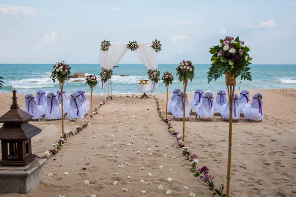 Свадебная обстановка на пляже — стоковое фото