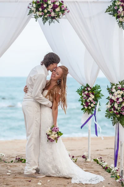 Novia y novio en la playa tropical —  Fotos de Stock