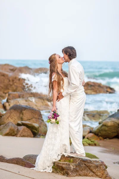 Noiva e noivo na praia tropical — Fotografia de Stock