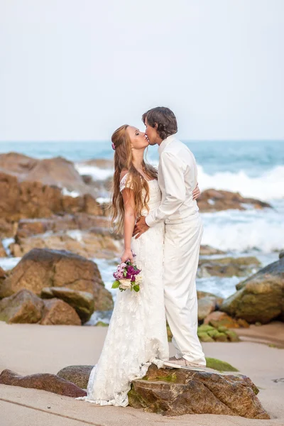 Noiva e noivo na praia tropical — Fotografia de Stock