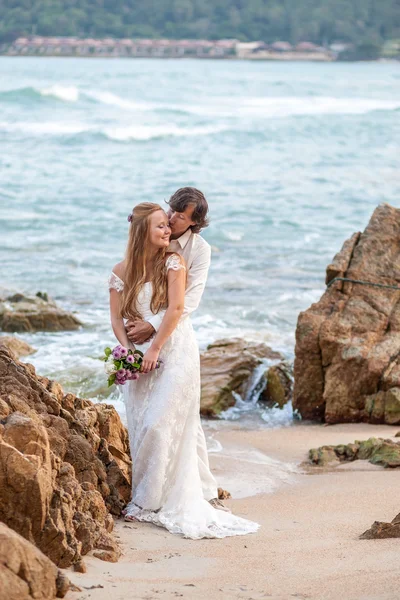 Noiva e noivo na praia tropical — Fotografia de Stock