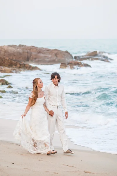 Bruid en bruidegom op het tropisch strand — Stockfoto