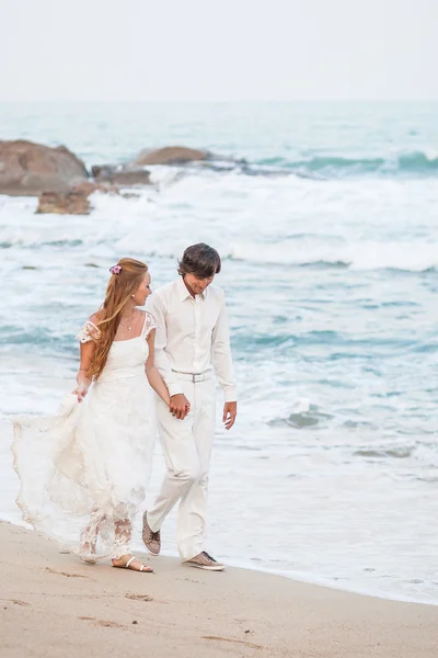 Noiva e noivo na praia tropical — Fotografia de Stock